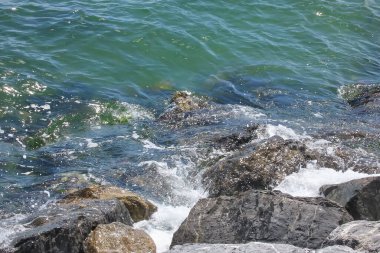 Deniz kıyısındaki kayalıklar ve kayalara vuran dalgalar..