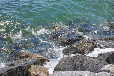Deniz kıyısındaki kayalıklar ve kayalara vuran dalgalar..