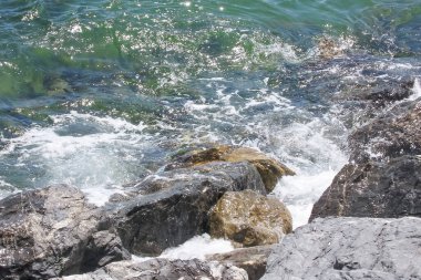 Deniz kıyısındaki kayalıklar ve kayalara vuran dalgalar..