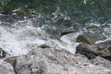 Deniz kıyısındaki kayalıklar ve kayalara vuran dalgalar..