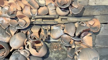 Eski gemi enkazı amforalar. Kapat.