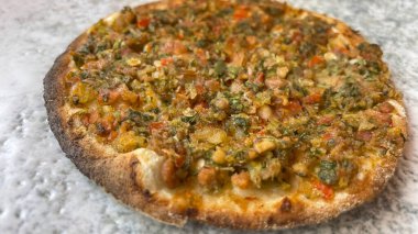 Bir kebap restoranı çeşni klasiği, lahmacun..