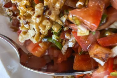 Domates, yeşil biber, soğan, yeşil soğan, yarım demet maydanoz, kabaca ezilmiş ceviz, 2 çorba kaşığı yağ, 1 çay kaşığı tuz. Muhteşem Türk salatası. Gavudagi salatası