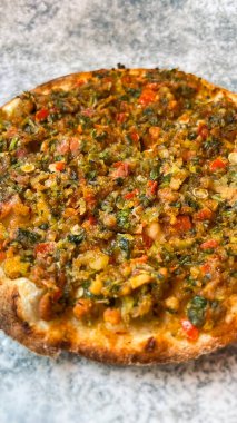 Bir kebap restoranı çeşni klasiği, lahmacun..