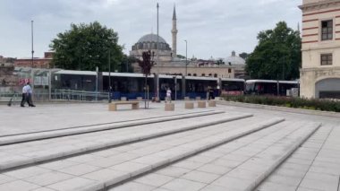 Eminonu, İstanbul, Türkiye. 6 Haziran 2024 İstanbulun Kalbi. Tarihsel Yarımadanın ve Eminonu Meydanı 'nın Büyüleyici Manzarası. Şehrin Kalbinde Kültürel ve Tarihsel Zenginlikler. İstanbul' un Efsanevi Güzelliği..