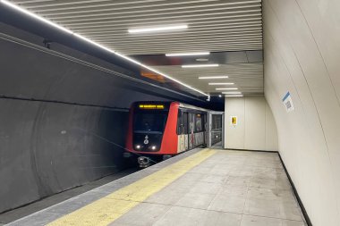 İstanbul 'daki 9 km uzunluğundaki Bakırköy - Kirazlı metro hattı Bakırköy, Bahcelievler, Gungoren ve Bagcilar ilçelerini birbirine bağlıyor.