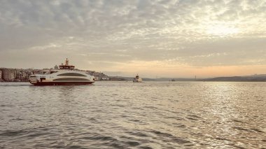 Altın Boynuz, İstanbul, Türkiye. 6 Haziran 2024 İstanbul Tarihi Yarımadası. Altın Boynuz ve Boğaz Sahili, Eminonu Meydanı ve Eşsiz Tarihi ve Turistik Yerler. Büyüleyici Mimari, Kültürel Zenginlikler ve Manzaralar İçin İdeal Bir Hedef.
