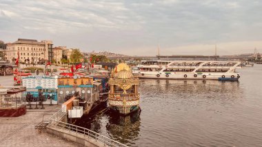 Altın Boynuz, İstanbul, Türkiye. 6 Haziran 2024 İstanbul Tarihi Yarımadası. Altın Boynuz ve Boğaz Sahili, Eminonu Meydanı ve Eşsiz Tarihi ve Turistik Yerler. Büyüleyici Mimari, Kültürel Zenginlikler ve Manzaralar İçin İdeal Bir Hedef.