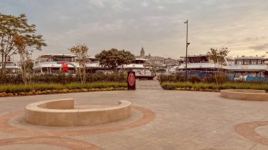 Altın Boynuz, İstanbul, Türkiye. 6 Haziran 2024 İstanbul Tarihi Yarımadası. Altın Boynuz ve Boğaz Sahili, Eminonu Meydanı ve Eşsiz Tarihi ve Turistik Yerler. Büyüleyici Mimari, Kültürel Zenginlikler ve Manzaralar İçin İdeal Bir Hedef.