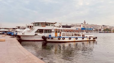 Altın Boynuz, İstanbul, Türkiye. 6 Haziran 2024 İstanbul Tarihi Yarımadası. Altın Boynuz ve Boğaz Sahili, Eminonu Meydanı ve Eşsiz Tarihi ve Turistik Yerler. Büyüleyici Mimari, Kültürel Zenginlikler ve Manzaralar İçin İdeal Bir Hedef.