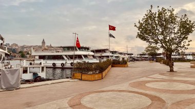 Altın Boynuz, İstanbul, Türkiye. 6 Haziran 2024 İstanbul Tarihi Yarımadası. Altın Boynuz ve Boğaz Sahili, Eminonu Meydanı ve Eşsiz Tarihi ve Turistik Yerler. Büyüleyici Mimari, Kültürel Zenginlikler ve Manzaralar İçin İdeal Bir Hedef.