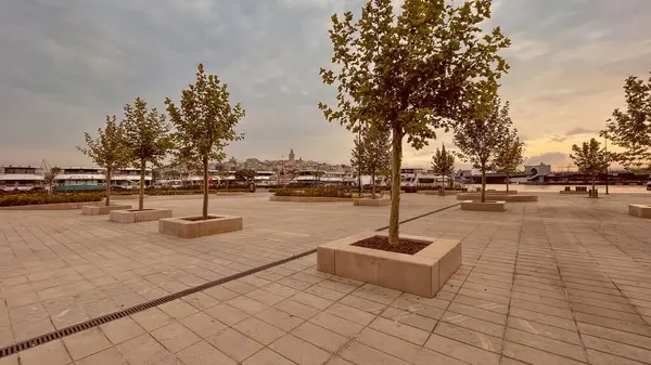 Altın Boynuz, İstanbul, Türkiye. 6 Haziran 2024 İstanbul Tarihi Yarımadası. Altın Boynuz ve Boğaz Sahili, Eminonu Meydanı ve Eşsiz Tarihi ve Turistik Yerler. Büyüleyici Mimari, Kültürel Zenginlikler ve Manzaralar İçin İdeal Bir Hedef.