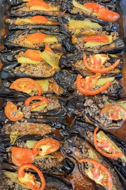 Patlıcanlı Türk yemeği, Karniyarik, restoranda servis edilmeye hazır..