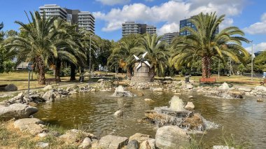 Atakoy, İstanbul, Türkiye. 22 Haziran 2024 Marmara Deniz Kıyısı, Atakoy bölgesinde bir vaha. Yeşil doğası ve eğlence alanlarıyla Atakoy Kazakistan halk parkı. 