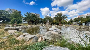Atakoy, İstanbul, Türkiye. 22 Haziran 2024 Marmara Deniz Kıyısı, Atakoy bölgesinde bir vaha. Yeşil doğası ve eğlence alanlarıyla Atakoy Kazakistan halk parkı. 