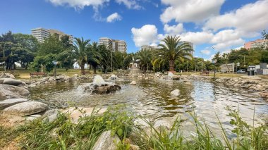 Atakoy, İstanbul, Türkiye. 22 Haziran 2024 Marmara Deniz Kıyısı, Atakoy bölgesinde bir vaha. Yeşil doğası ve eğlence alanlarıyla Atakoy Kazakistan halk parkı. 