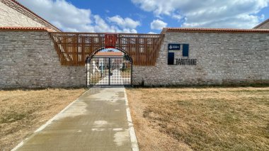 Atakoy, İstanbul, Türkiye. 22 Haziran 2024 Marmara Deniz Kıyısı. Tarihi binaları ve yeşil doğasıyla Baruthane halk parkı. Atakoy bölgesi..