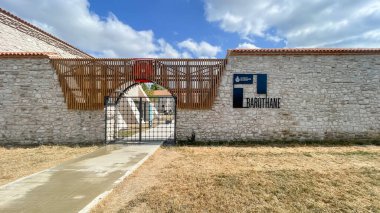 Atakoy, İstanbul, Türkiye. 22 Haziran 2024 Marmara Deniz Kıyısı. Tarihi binaları ve yeşil doğasıyla Baruthane halk parkı. Atakoy bölgesi..