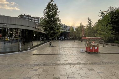 İstanbul, Türkiye, 1 Temmuz 2024 Mecidiyeky Meydanı yenilendi. Meydan artık sanatla iç içe. Meydandan dış görünüm.