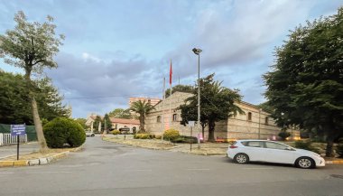 İstanbul, Türkiye, 1.2024 Temmuz, İstanbul Atakoy İlçesi 'ndeki Yunus Emre kültür merkezi. Dış görünüm. 