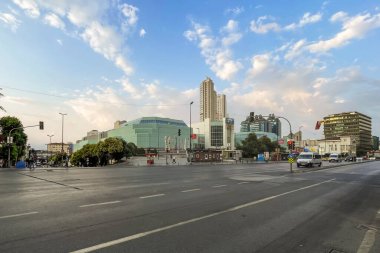 İstanbul, Türkiye, 1.2024 Temmuz. İstanbul Mecidiyekoy ilçesindeki en büyük alışveriş merkezi Cevahir Alışveriş Merkezi. Dış görünüm.