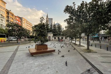 İstanbul, Türkiye, Temmuz 'un 1.2024' ü. İstanbul 'un Sisli ilçesindeki modern binalarla çevrili dış cami manzarası ve meydanı..