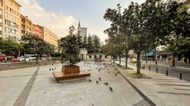 İstanbul, Türkiye, Temmuz 'un 1.2024' ü. İstanbul 'un Sisli ilçesindeki modern binalarla çevrili dış cami manzarası ve meydanı..