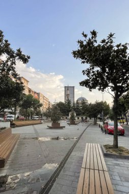 İstanbul, Türkiye, Temmuz 'un 1.2024' ü. İstanbul 'un Sisli ilçesindeki modern binalarla çevrili dış cami manzarası ve meydanı..