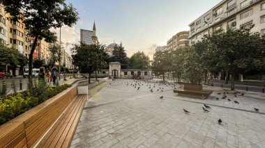 İstanbul, Türkiye, Temmuz 'un 1.2024' ü. İstanbul 'un Sisli ilçesindeki modern binalarla çevrili dış cami manzarası ve meydanı..