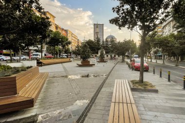 İstanbul, Türkiye, Temmuz 'un 1.2024' ü. İstanbul 'un Sisli ilçesindeki modern binalarla çevrili dış cami manzarası ve meydanı..