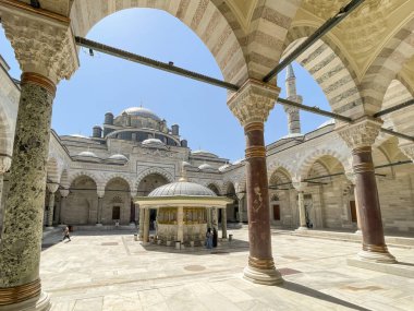 İstanbul hindisi. 6 Temmuz 2024. Bayezid II Camii, İstanbul 'daki Beyazt Meydanı' nda antik İstanbul Konstantinopolis 'in Theodosius Forumu' nun kalıntıları yakınında 16. yüzyıl başlarında kurulmuş bir Osmanlı İmparatorluk camii..