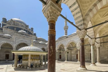 İstanbul hindisi. 6 Temmuz 2024. Bayezid II Camii, İstanbul 'daki Beyazt Meydanı' nda antik İstanbul Konstantinopolis 'in Theodosius Forumu' nun kalıntıları yakınında 16. yüzyıl başlarında kurulmuş bir Osmanlı İmparatorluk camii..