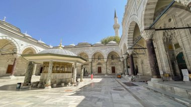 İstanbul hindisi. 6 Temmuz 2024. Bayezid II Camii, İstanbul 'daki Beyazt Meydanı' nda antik İstanbul Konstantinopolis 'in Theodosius Forumu' nun kalıntıları yakınında 16. yüzyıl başlarında kurulmuş bir Osmanlı İmparatorluk camii..