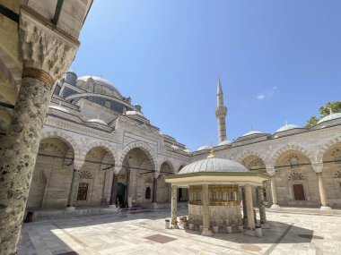 İstanbul hindisi. 6 Temmuz 2024. Bayezid II Camii, İstanbul 'daki Beyazt Meydanı' nda antik İstanbul Konstantinopolis 'in Theodosius Forumu' nun kalıntıları yakınında 16. yüzyıl başlarında kurulmuş bir Osmanlı İmparatorluk camii..