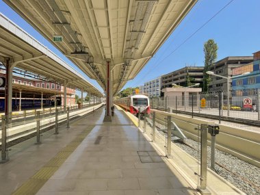 İstanbul, Türkiye. 6 Temmuz 2024 İstanbul 'un en eski banliyö tren hattı. Sirkeci ve Kazlicesme arasındaki banliyö tren hattı. İstanbul 'a yeni nesil demiryolu taşımacılığı.