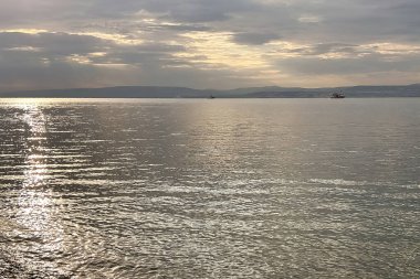 Hafif Bulutlu Bir Yaz Sabahında Dardanellelerin Sakin ve Huzurlu Manzarası. Hafif Bulutlu Gökyüzü Altında Bir Yaz Sabahının Sıcak Rüzgarı Altında Dardanelllerin Büyüleyici Sakinliği. Çanakkale, Türkiye.