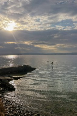 Hafif Bulutlu Bir Yaz Sabahında Dardanellelerin Sakin ve Huzurlu Manzarası. Hafif Bulutlu Gökyüzü Altında Bir Yaz Sabahının Sıcak Rüzgarı Altında Dardanelllerin Büyüleyici Sakinliği. Çanakkale, Türkiye.