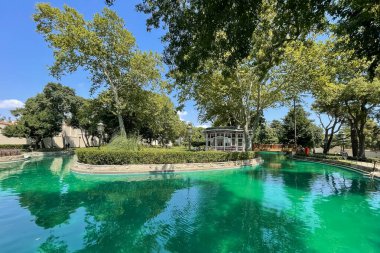 Beşiktaş, İstanbul, Türkiye. 23 Temmuz 2023.Yıldız Sarayı, eski Osmanlı konakları ve kötü adamlardan oluşan büyük bir kompleks. Sarayın bahçesinden ve avlusundan dış görünüş. Star Palace.istanbul Eyaleti.