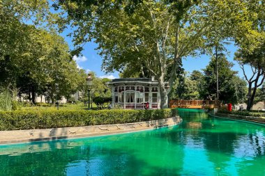 Beşiktaş, İstanbul, Türkiye. 23 Temmuz 2023.Yıldız Sarayı, eski Osmanlı konakları ve kötü adamlardan oluşan büyük bir kompleks. Sarayın bahçesinden ve avlusundan dış görünüş. Star Palace.istanbul Eyaleti.