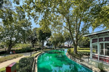 Beşiktaş, İstanbul, Türkiye. 23 Temmuz 2023.Yıldız Sarayı, eski Osmanlı konakları ve kötü adamlardan oluşan büyük bir kompleks. Sarayın bahçesinden ve avlusundan dış görünüş. Star Palace.istanbul Eyaleti.