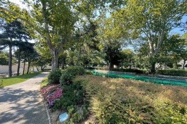 Beşiktaş, İstanbul, Türkiye. 23 Temmuz 2023.Yıldız Sarayı, eski Osmanlı konakları ve kötü adamlardan oluşan büyük bir kompleks. Sarayın bahçesinden ve avlusundan dış görünüş. Star Palace.istanbul Eyaleti.