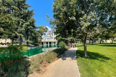 Beşiktaş, İstanbul, Türkiye. 23 Temmuz 2023.Yıldız Sarayı, eski Osmanlı konakları ve kötü adamlardan oluşan büyük bir kompleks. Sarayın bahçesinden ve avlusundan dış görünüş. Star Palace.istanbul Eyaleti.