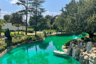 Beşiktaş, İstanbul, Türkiye. 23 Temmuz 2023.Yıldız Sarayı, eski Osmanlı konakları ve kötü adamlardan oluşan büyük bir kompleks. Sarayın bahçesinden ve avlusundan dış görünüş. Star Palace.istanbul Eyaleti.