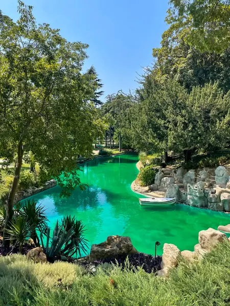 Beşiktaş, İstanbul, Türkiye. 23 Temmuz 2023.Yıldız Sarayı, eski Osmanlı konakları ve kötü adamlardan oluşan büyük bir kompleks. Sarayın bahçesinden ve avlusundan dış görünüş. Star Palace.istanbul Eyaleti.