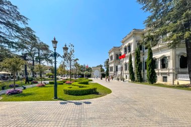 Beşiktaş, İstanbul, Türkiye. 23 Temmuz 2023.Yıldız Sarayı, eski Osmanlı konakları ve kötü adamlardan oluşan büyük bir kompleks. Sarayın bahçesinden ve avlusundan dış görünüş. Star Palace.istanbul Eyaleti.