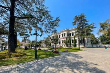 Beşiktaş, İstanbul, Türkiye. 23 Temmuz 2023.Yıldız Sarayı, eski Osmanlı konakları ve kötü adamlardan oluşan büyük bir kompleks. Sarayın bahçesinden ve avlusundan dış görünüş. Star Palace.istanbul Eyaleti.