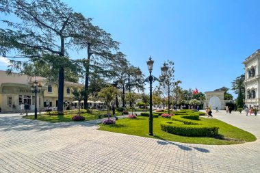 Beşiktaş, İstanbul, Türkiye. 23 Temmuz 2023.Yıldız Sarayı, eski Osmanlı konakları ve kötü adamlardan oluşan büyük bir kompleks. Sarayın bahçesinden ve avlusundan dış görünüş. Star Palace.istanbul Eyaleti.