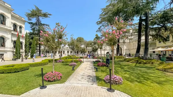 Beşiktaş, İstanbul, Türkiye. 23 Temmuz 2023.Yıldız Sarayı, eski Osmanlı konakları ve kötü adamlardan oluşan büyük bir kompleks. Sarayın bahçesinden ve avlusundan dış görünüş. Star Palace.istanbul Eyaleti.