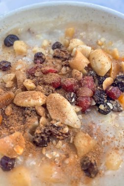 Geleneksel Türk Tatlıları. Besleyici ve sağlıklı bir tatlı. Kurutulmuş meyveler, fındıklar ve tahıllardan oluşan zengin bir karışım, eşsiz tatlar ve sağlıklı bir deneyim sunuyor..