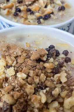 Geleneksel Türk Tatlıları. Besleyici ve sağlıklı bir tatlı. Kurutulmuş meyveler, fındıklar ve tahıllardan oluşan zengin bir karışım, eşsiz tatlar ve sağlıklı bir deneyim sunuyor..